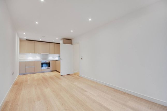 Thumbnail Flat to rent in 11 Saffron Central Square, Croydon