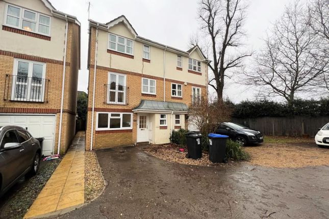 Thumbnail Town house to rent in Alexandra Gardens, Knaphill, Woking