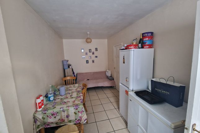 Thumbnail Flat to rent in Goodmayes Close, Bedford