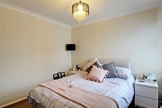 33, Station Road, Chertsey photo 4