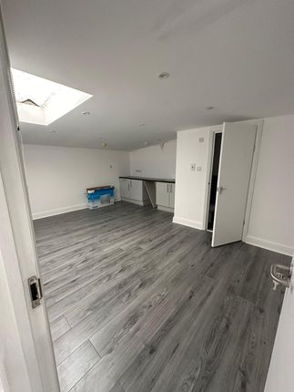 Thumbnail Studio to rent in Shaftesbury Road, London