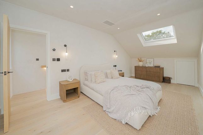 6, Russell Gardens Mews, London photo 4
