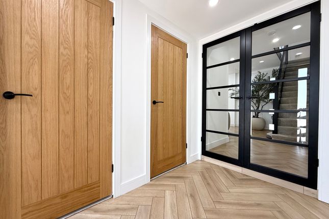 10 Cwm Alarch, Mountain Ash photo 2