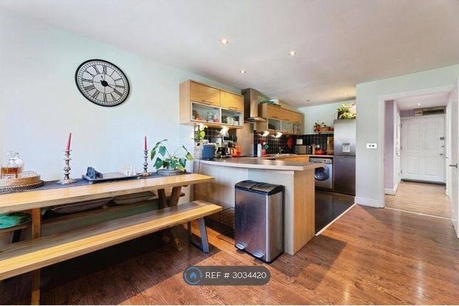 Flat, Sixpenny Court Tanner St, Barking photo 2
