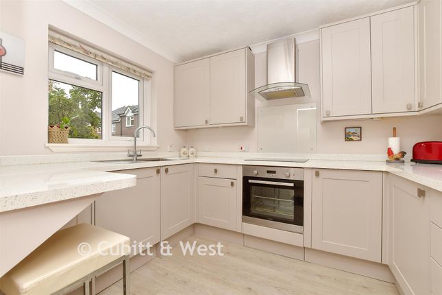 18, Peregrine Gardens, Croydon photo 3