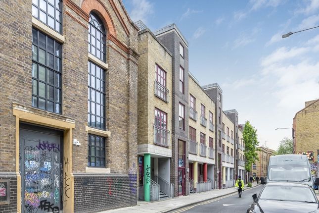 Thumbnail Flat to rent in Quaker Street, London