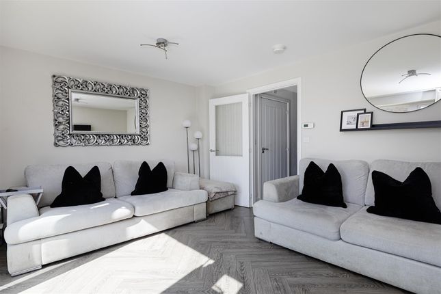 21, Smithy Way, Huddersfield photo 3