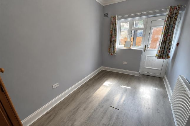 Basement Flat, 31, Alfred Road, London photo 3