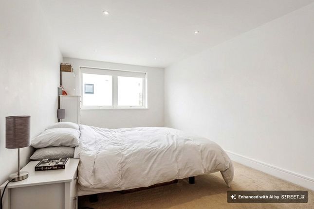 Flat 61, 197 Long Lane, London photo 3
