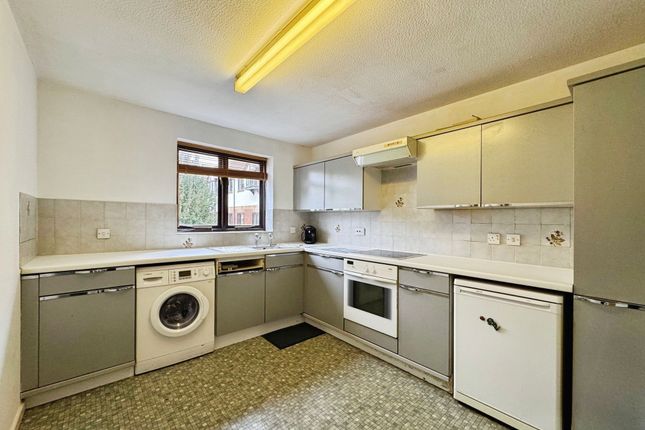 Flat 4, Chaffinch Court, London photo 2