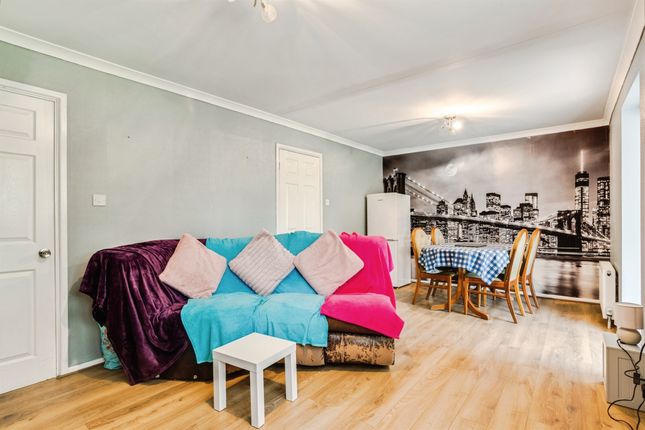 26, Avondale Drive, Wakefield photo 3