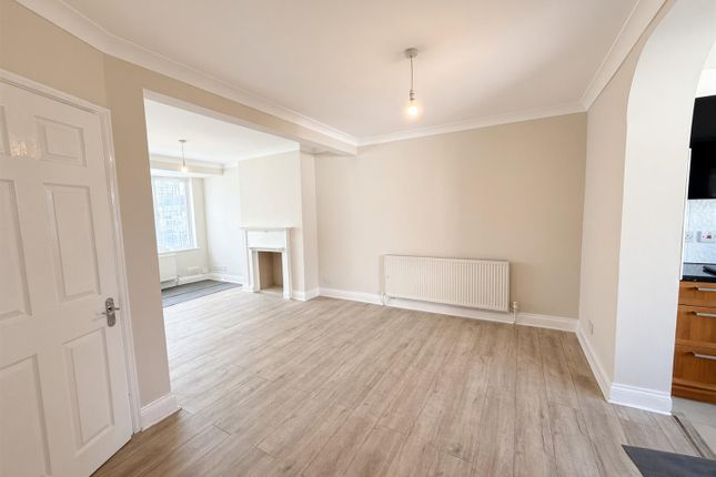 Broadlands Avenue, Enfield photo 2