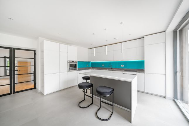 16 Bellmount Wood Avenue, Watford photo 4