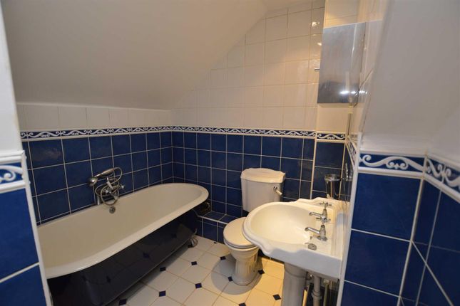 32, Basildon Close, Watford photo 4