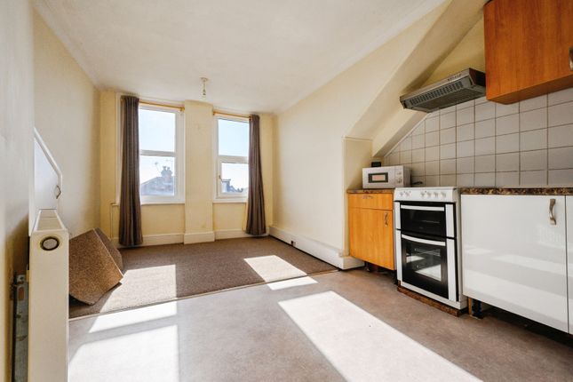 Flat 3, 100, Victoria Road North, Hampshire photo 3