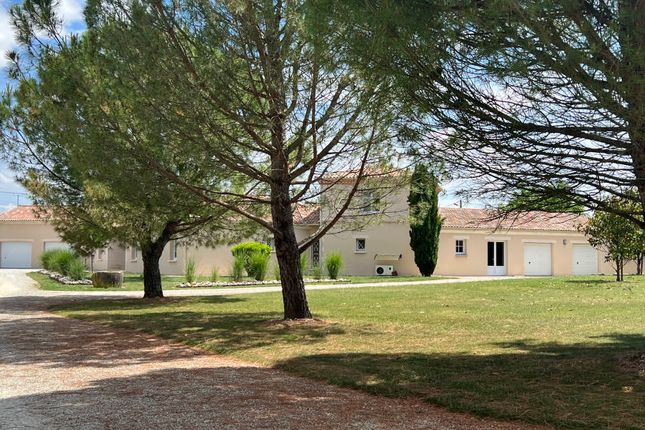 Villa for sale in Saint-Pardoult, Poitou-Charentes, 17400, France