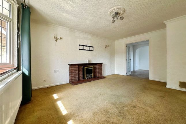 27, Reedham Gardens, Merryhill, Wolverhampton photo 3