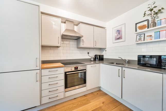 Flat Flat 2, 21a, Rothsay Street, London photo 3