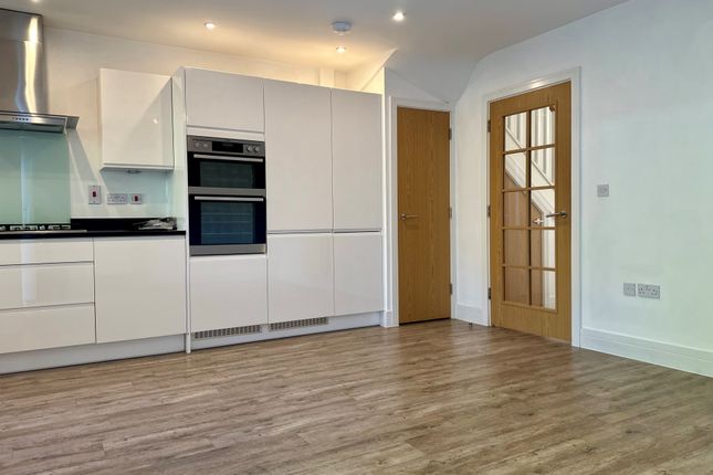 15 Greyford Close, Leatherhead photo 2