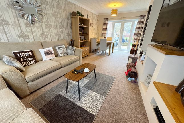 11, Cedar Avenue, LUTTERWORTH photo 2