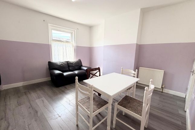 25 Flat 2,, Lascelles Road East, Leeds photo 2