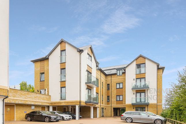 Thumbnail Flat for sale in Clarendon Way, Colchester