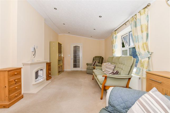 Woodlands Lodge Park, Ashford photo 4