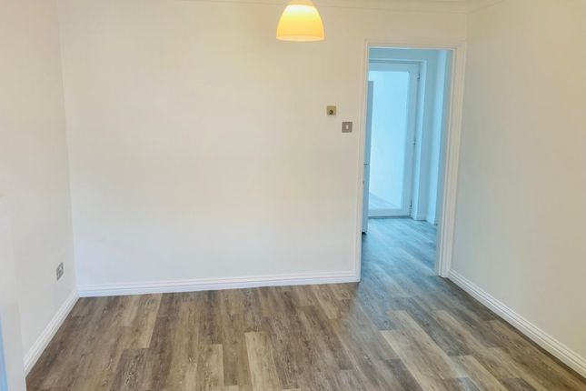 19, Primrose Copse, Horsham photo 3