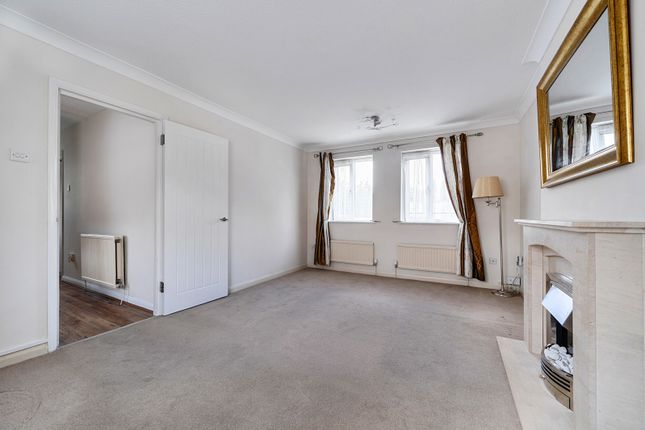 20, Kent Close, Middlesex photo 4