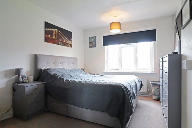 35, Tilers Way, Reigate photo 4