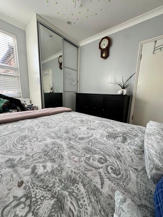 Duplex to rent in Macaulay Road, London