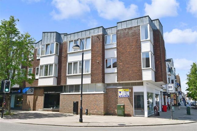 3 bed flat for sale in High Street, Petersfield, Hampshire GU32