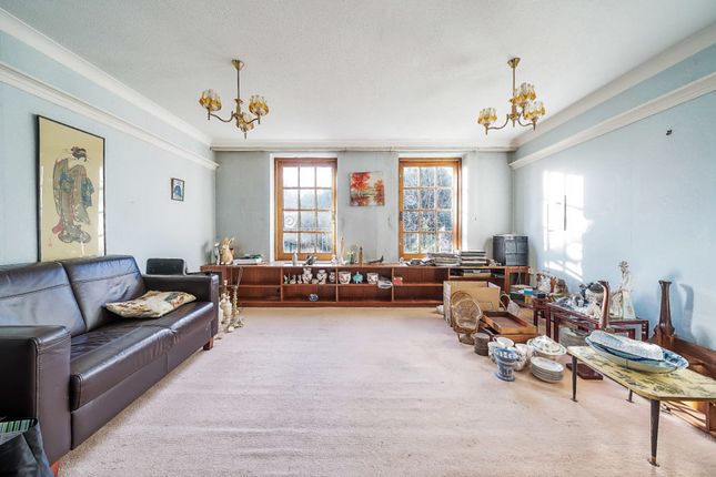 Town house for sale in Regal Close, Ealing