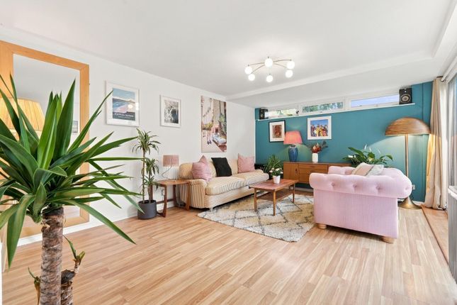 30, Adeney Close, London photo 4