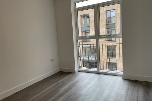 25 Gladness House, Lismore Boulevard, London photo 4
