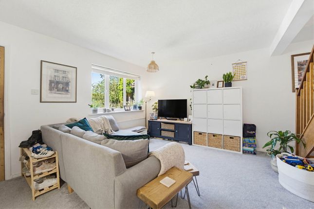 9, Clayhanger, Guildford photo 4