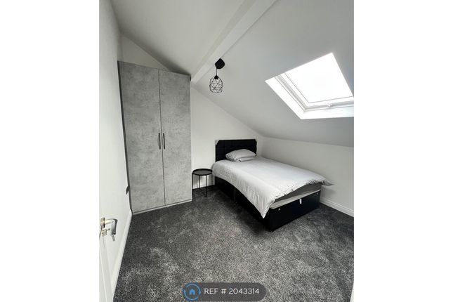 Room to rent in Lees Road, Oldham