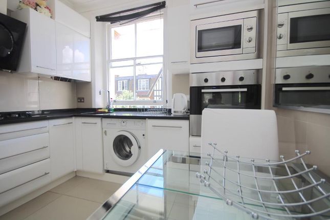 Flat to rent in Mortimer Cresent, London