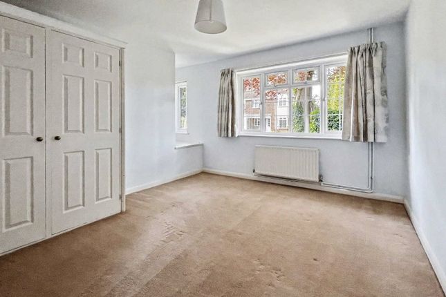 16, Firgrove Court, Surrey photo 4