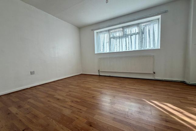 28, Dobbin Close, HARROW photo 4