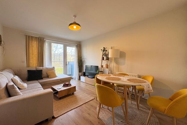 2-bed flat on Flat 34, Ledger Court, London, £400,000