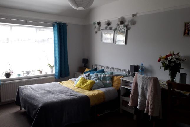 18, Runnymede Gardens, Greenford photo 5