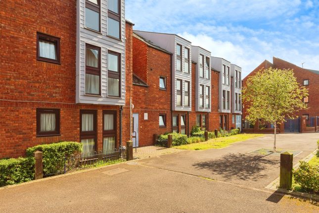Thumbnail Flat for sale in Wycliffe End, Aylesbury