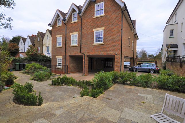 Flat to rent in Nightingale Road, Guildford, Surrey