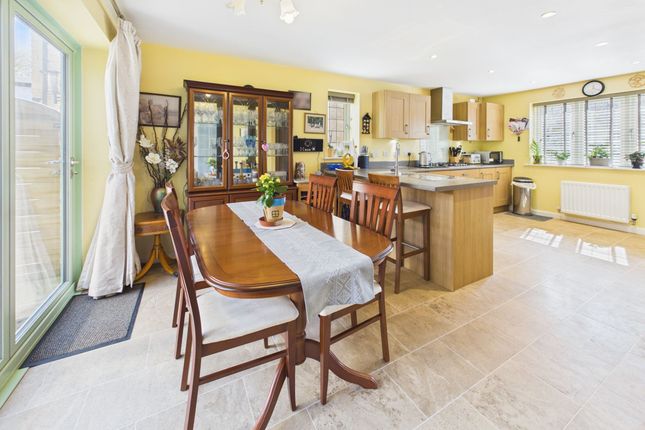 5 Whittle Close, Cheltenham photo 2