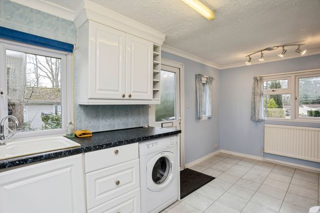 19, Linnett Close, Turners Hill photo 3