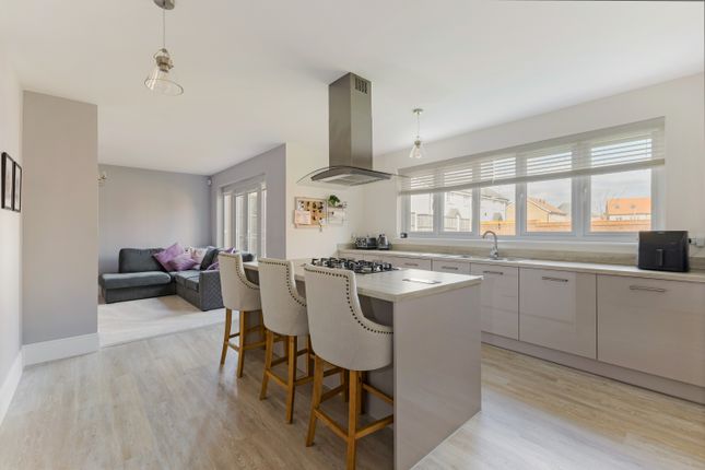 24, Kestrel Grove, Caddington photo 3