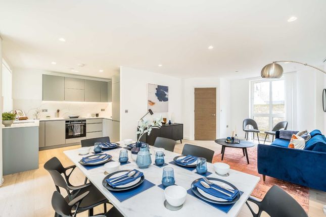 Thumbnail Flat for sale in Gifford Street, London