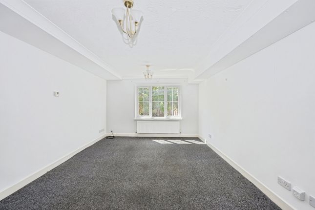 Flat 6 Holly House,, Aspen Vale, Surrey photo 2