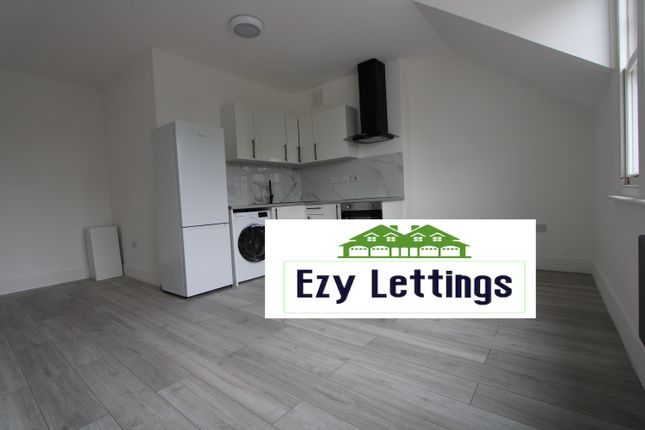 Flat to rent in Nightingale Lane, London